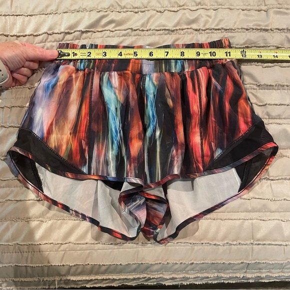 Lululemon Hotty Hot Short II 2.5" Chroma Fusion Multi Black 4 W7ATHR Workout - Picture 9 of 12
